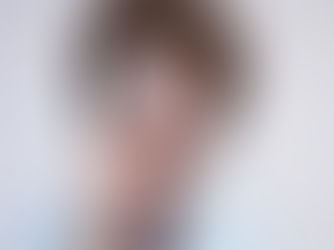 比較している男性