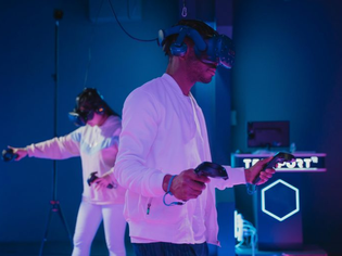 マルチユーザーVRの現在地———複数人の体験型VRの事例と運用における課題